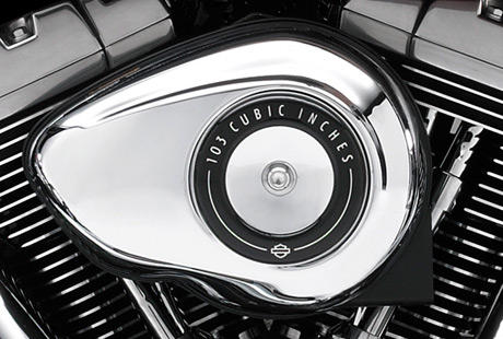 Dyna Switchback / Die Tradition des Twin Cam 103 Motors:    Die Motor Company wei nur zu gut, was ein Motorradfahrer an einem Motor schtzt. Diese Erfahrung aus mehr als hundert Jahren Motorenbau kam bei der Entwicklung des Twin Cam 103 Motors voll zum Tragen. Wir haben alles gegeben, um jeden Kubikzoll zu perfektionieren und Design und Technologie noch weiter zu verbessern. Und zwar ohne Kompromisse beim einzigartigen Stil einzugehen, der eine Harley Davidson seit jeher auszeichnet  ganz in der Tradition der Flathead, Knucklehead, Panhead, Shovelhead, Evolution, Twin Cam 88 und Twin Cam 96 Motoren, die Geschichte geschrieben haben. Die Leistung und Robustheit unserer Triebwerke sind ein direktes Ergebnis der unzhligen Meilen, die unsere V-Twins seit 1909 hinter sich gebracht haben, und des stolzen Erbes von ber hundert Jahren, die dem Leben auf zwei Rdern gewidmet waren.
