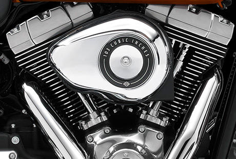 Dyna Switchback / Die Innovationen des Twin Cam 103 Motors:    Starten Sie den Twin Cam 103 und spren Sie seine Kraft im unteren Drehzahlbereich. Die leichten Kolben tragen dazu bei, dass er ausgesprochen kultiviert arbeitet und zugleich ein berwltigendes Drehmoment erzeugt. Schalten Sie die Gnge durch und erleben Sie, wie perfekt dieser Motor und das Cruise Drive Getriebe harmonieren. Sechs Gnge, ein starker und uerst wartungsarmer Antriebsstrang sowie beraus robuste Bauteile  nie hat es sich besser angefhlt, eine Harley-Davidson zu fahren.
