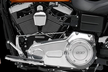 Dyna Switchback / Die Leistung des Twin Cam 103 Motors:    Der luftgekhlte Twin Cam 103 Motor punktet mit druckvollem Drehmoment und der Przision seiner elektronischen Kraftstoffeinspritzung ESPFI (Electronic Sequential Port Fuel Injection). Ob bei Urlaubsfahrten zu zweit mit groem Gepck, im Gebirge oder bei flinken berholvorgngen auf verwinkelten Landstraen  seine Leistungsreserven sind ber jeden Zweifel erhaben. Dabei ist sein Sound so charakterstark, wie Sie es von einer Harley-Davidson erwarten. Und das alles bei reduzierten Dauerdrehzahlen fr entspanntes Dahingleiten mit maximalem Fahrkomfort und geringem Kraftstoffverbrauch.
