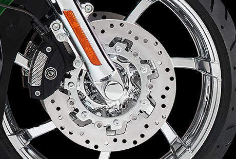 Screamin Eagle Road King / Brembo-Bremsen:    Brembo Hochleistungs-Doppelscheibenbremsen vorn mit ABS sorgen fr ideal dosierbare Bremskraft, die Vertrauen schafft und Ihnen die perfekte Kontrolle ber das Bike gibt. Die Vierkolben-Bremssttel vorn und hinten verzgern jederzeit sicher und absolut standfest. Verlassen sie sich drauf!
