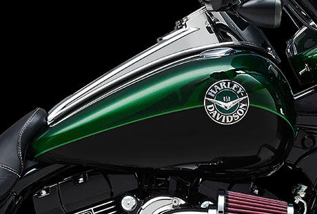 Screamin Eagle Road King / Neue Embleme auf Tank und Fender:    Es geht hier nicht nur um ein Bike. Es geht um ein Kunstwerk, das mit Leidenschaft und Kreativitt in vielen Stunden intensiver Arbeit entstand, und bei dem Harley-Davidson nicht ruhte, bis jedes Detail wirklich perfekt war. So war fr die charakteristischen Embleme nur Metall gut genug. Nichts anderes wre es wert, dieses Motorrad zu zieren.
