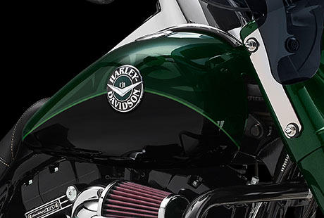 Screamin Eagle Road King / Eindrucksvolle Lackierung und starke Graphics:    Individuelle, von Hand vollendete Lackierungen und Graphics zhlen bei allen Harley-Davidson Custom Vehicle Operations Bikes zu den Selbstverstndlichkeiten. Sie verwandeln diese Maschinen endgltig in einzigartige Meisterwerke des Customizings. Die CVO Road King wird in zwei exklusiven Farbkombinationen mit handgearbeiteten Fusion-Graphics Pinstripes auf dem Tank sowie mit einem korrespondierenden Look auf Beinschilden, Fendern, Koffern usw. angeboten. Den Tank zieren zudem Cloisonn-Embleme im Look von geschmolzenem Glas. Knausern zhlt eben nicht zu Vokabular der Motor Company.
