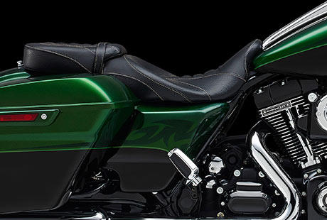 Screamin Eagle Road King / Projekt RUSHMORE  der Komfort:    In puncto Komfort ging Harley-Davidson keine Kompromisse ein: er wurde auf Tausenden von Meilen getestet, unter den hrtesten Bedingungen, auf gewundenen Straen, holprigen Wegen und schnellen Autobahnen aller Art. Erfahrene Biker und Beifahrer haben stundenlang im Sattel gesessen und mit ihrem Feedback ber jeden Aspekt zur ultimativen Bequemlichkeit beigetragen. Luftumstrmung, Temperatur-Management, Platzverhltnisse, Rckenlehnen, Sitzoberflchen, Beinfreiheit und Bedienelemente wurden von echten Fahrern unter echten Bedingungen drauen auf der Strae unter die Lupe genommen, wieder und wieder getestet und mehrfach optimiert. Das Ergebnis ist das komfortabelste Motorrad, das die Motor-Company je hergestellt hat. Sie und Ihr Beifahrer sollen Meile um Meile darauf genieen.
