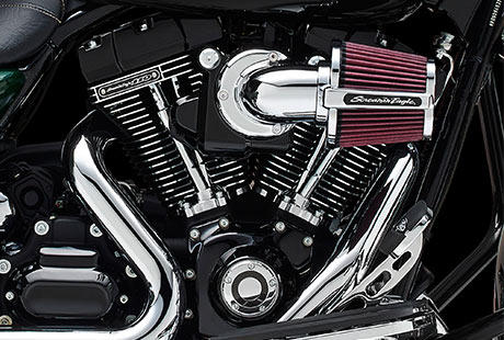 Screamin Eagle Road King / Die Tradition des Twin Cam 110 Motors:    Die Motor Company wei nur zu gut, was ein Motorradfahrer an einem Motor schtzt. Diese Erfahrung aus mehr als hundert Jahren Motorenbau kam bei der Entwicklung des Twin Cam 110 Motors voll zum Tragen. Wir haben alles gegeben, um jeden Kubikzoll zu perfektionieren und Design und Technologie noch weiter zu verbessern. Und zwar ohne Kompromisse beim einzigartigen Stil einzugehen, der eine Harley Davidson seit jeher auszeichnet  ganz in der Tradition der Flathead, Knucklehead, Panhead, Shovelhead, Evolution und Twin Cam 88 Motoren, die Geschichte geschrieben haben. Die Leistung und Robustheit der Triebwerke sind ein direktes Ergebnis der unzhligen Meilen, welche diese V-Twins seit 1909 hinter sich gebracht haben, und des stolzen Erbes von ber hundert Jahren, die dem Leben auf zwei Rdern gewidmet waren.
