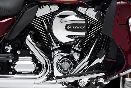 Electra Glide Ultra Classic / Projekt RUSHMORE  der Motor:    Der Motor ist das Herz eines jeden Bikes. Seine Kraft, sein Druck aus dem Drehzahlkeller und sein Charakter bestimmen mageblich das Erlebnis beim Dreh am Gasgriff. Harley-Davidson wei genau, was Biker von einem Motorradtriebwerk erwarten ... schlielich baut die Company seit 110 Jahren Motoren. Das Projekt RUSHMORE gab die Gelegenheit, alles noch ein klein wenig besser zu machen. Zahllose Tests drauen auf der Strae wurden durchgefhrt und anhand des Feedbacks der Testfahrer die jngste Evolutionsstufe des Harley-Davidson V-Twins entwickelt. Die Motor-Company ist ein wenig stolz auf diese Version des Motors, und freut sich, dass er Ihnen ein noch intensiveres Fahrerlebnis bescheren wird.
