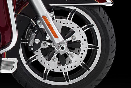 Electra Glide Ultra Classic / Brembo-Bremsen:    Brembo Hochleistungs-Doppelscheibenbremsen vorn sorgen fr ideal dosierbare Bremskraft, die Vertrauen schafft und Ihnen die perfekte Kontrolle ber das Bike gibt. Die Vierkolben-Bremssttel vorn und hinten verzgern jederzeit sicher und absolut standfest. Verlassen sie sich drauf!
