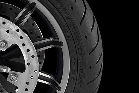 Electra Glide Ultra Classic / Dunlop Multi-Tread-Bereifung:    Dieser 180er Hinterreifen soll nicht nur Ihren Heckfender ausfllen  er hats in sich. Die hrtere Gummimischung in der Mitte der Laufflche brgt fr eine hohe Laufleistung, whrend die weichere Mischung an den Flanken in Kurven zuverlssig fr Grip sorgt. Der perfekte Reifen, um Meile fr Meile die Agilitt dieses Bikes unter Beweis zu stellen. Und das Lcheln, das Ihnen die Maschine in jeder Kurve ins Gesicht zaubert, hlt bis an Ihr Ziel an  garantiert!
