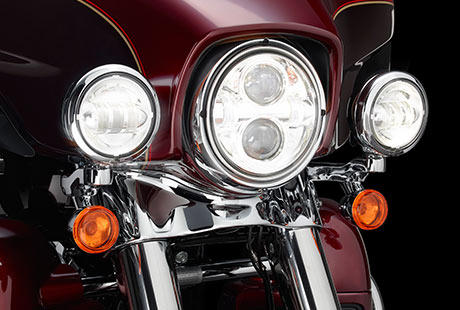 Electra Glide Ultra Classic / Daymaker LED-Hauptscheinwerfer und LED-Nebelscheinwerfer:    Wenn Sie im Dunkeln unterwegs sind, werden Sie vom Daymaker LED-Scheinwerfer und den LED-Nebelscheinwerfern profitieren. Lichtstarke 2.136 Lumen machen die Nacht zum Tage. Der knapp 50 Meter breite und mehr als 130 Meter weite Lichtkegel verleiht ein Plus an Sicherheit - die Nacht gehrt Ihnen! Schlielich bleiben wir nicht daheim, wenn die Sonne untergeht.
