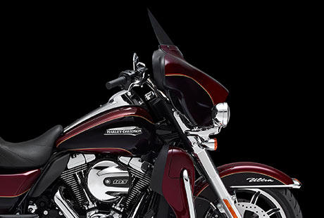 Electra Glide Ultra Classic / Neues Design fr Verkleidung und Frontfender:    Wenn Sie die faszinierende Form einer Harley-Davidson Batwing Verkleidung betrachten, kommen keine Zweifel daran auf, dass dieser Look nur aus Milwaukee stammen kann und dass er dazu geschaffen wurde, Meile um Meile auf dem Highway zu genieen. Doch blicken wir nach vorn. Kann man diese klassischen Formen auch ein weniger schlanker und progressiver gestalten? Man kann  wie Sie hier sehen! Die neue Batwing Verkleidung sorgt fr noch geringere Verwirbelungen im Kopfbereich und ist doch zugleich unverkennbar eine echte Harley-Davidson Verkleidung. Doch dabei hat Harley-Davidson es nicht belassen. Auch die Beinschilde, die Koffer und das Tour-Pak wurden auf den neuen Look abgestimmt. Und um mehr von Rad und Reifen sichtbar zu machen, hat Harley-Davidson den Frontfender umgestaltet. So neu dieser Look ist, so vertraut ist er zugleich. Willkommen bei der neuen Generation der Harley-Davidson Tourer.
