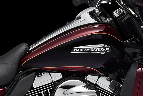 Electra Glide Ultra Classic / Klassischer Kraftstofftank:    Der klassisch geformte Tank der Harley-Davidson Electra Glide Ultra Classic prgt nicht nur das Erscheinungsbild des Bikes, sondern fasst auch 22,7 Liter Benzin, die ausgedehnte Touren ohne Tankstopp ermglichen. Eine hochwertige zweifarbige Lackierung mit herrlichen, przisen Pinstripes ber die ganze Lnge des Bikes und Tankmedaillons im klassischen Harley-Davidson Stil runden den stilvollen Custom-Touring-Look ab.
