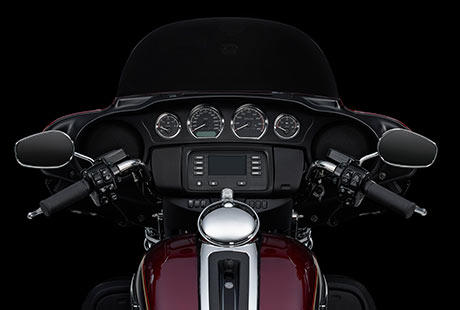 Electra Glide Ultra Classic / Neues Design der Innenverkleidung:    Die neue Innenverkleidung der Electra Glide Ultra Classic schmeichelt Ihrem Auge. Das Info-Display ist grer und die Anzeigeinstrumente kommen in neuem Finish. Tachometer, Drehzahlmesser, Umgebungstemperatur- und Kraftstoffanzeige sind jetzt grer und verfgen ber grere Ziffern, die sich vor dem klassisch schwarzen Hintergrund noch besser ablesen lassen. Der Gear Indicator zeigt Ihnen an, welchen der sechs Gnge Sie gerade eingelegt haben, und die Display-Anzeigen werden per Fingerdruck ber einen neuen Trigger gewechselt. Ein kurzer Blick gengt und Sie sind ber alles im Bilde.
