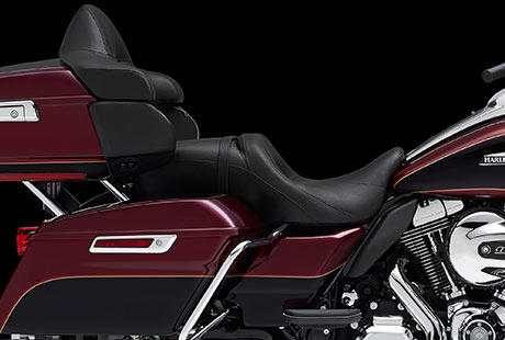 Electra Glide Ultra Classic / Projekt RUSHMORE  der Komfort:    In puncto Komfort ging Harley-Davidson keine Kompromisse ein: er wurde auf Tausenden von Meilen getestet, unter den hrtesten Bedingungen, auf gewundenen Straen, holprigen Wegen und schnellen Autobahnen aller Art. Erfahrene Biker und Beifahrer haben stundenlang im Sattel gesessen und mit ihrem Feedback ber jeden Aspekt zur ultimativen Bequemlichkeit beigetragen. Luftumstrmung, Temperatur-Management, Platzverhltnisse, Rckenlehnen, Sitzoberflchen, Beinfreiheit und Bedienelemente wurden von echten Fahrern unter echten Bedingungen drauen auf der Strae unter die Lupe genommen, wieder und wieder getestet und mehrfach optimiert. Das Ergebnis ist das komfortabelste Motorrad, das die Motor-Company je hergestellt hat. Sie und Ihr Beifahrer sollen Meile um Meile darauf genieen.
