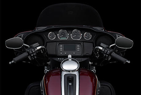 Electra Glide Ultra Classic / Breiter Lenker:    Der aus hochwertigem Edelstahl gefertigte Lenker der Ultra Classic Electra Glide vereint klassischen Stil und hchsten Komfort. Seine ergonomische Form trgt entscheidend zu jener aufrechten, komfortablen Sitzposition bei, dank der Sie auch endlose Tagesetappen entspannt bewltigen. Er ist aus beraus robustem Edelstahl gefertigt und sein glnzendes Finish wird Sie begeistern.
