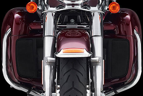 Electra Glide Ultra Classic / Neue Beinschilde:    Manchmal sind es die kleinen Dinge, die den Unterschied machen. Genauso ist es mit der Strmung des Winds um die Beinschilde. Harley-Davidson hat diese neuen Beinschilde im Windkanal und whrend vieler Meilen auf der Strae unter lebensechten Bedingungen getestet. Und wenn es hei hergeht, dann ffnen Sie einfach mit einem Tastendruck die Belftung. Sie werden diese Beinschilde schtzen - Meile fr Meile!
