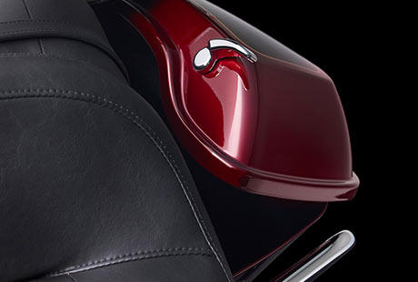 Electra Glide Ultra Classic / Projekt RUSHMORE  Perfektion im Detail:    Damit eine Tour wirklich unvergesslich wird, mssen smtliche Features eines Fahrzeugs sorgfltig aufeinander abgestimmt sein  dies gilt auch fr vermeintliche Details. Auch darum ging es beim Project RUSHMORE. Die Koffer und Tour-Paks lassen sich nun leicht mit einer Hand ffnen. Auch die Fcher ffnen sich kinderleicht. Zudem wurde der Stauraum der neuen Maschinen vergrert, ohne ihren klassischen Look zu beeintrchtigen. All dies zusammen sorgt fr jene kleinen Momente des Glcks, in denen einfach alles perfekt ist.
