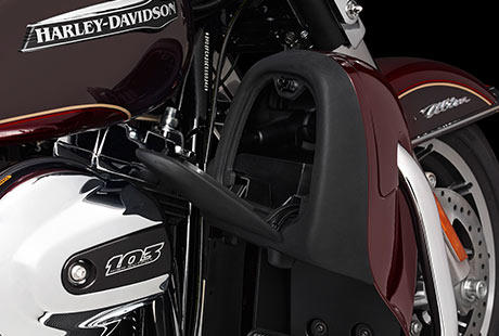 Electra Glide Ultra Classic / One-Touch Design-Philosophie:    Bei jedem Staufach- und Kofferdeckel der Touring Familie hielt Harley-Davidson sich eine Regel vor Augen: Was sich nicht auf einen einzigen Knopfdruck oder mit einer im Handschuh steckenden Hand ffnen lsst, hat nichts an unseren Motorrdern verloren. Whrend der grundlegenden berarbeitung dieser Bikes waren sich smtliche Motorradfahrer, mit denen Harley-Davidson ber Reisen sprach, in einem Punkt einig: Niemand will auch nur vorbergehend etwas auf dem Boden abstellen, bevor es in einen Koffer gepackt werden kann.
