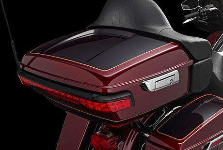 Electra Glide Ultra Classic / Neues Tour-Pak Design:    Passend zu den neuen Koffern wirkt das neue Tour-Pak schlanker, ohne Kompromisse beim Stauraum einzugehen. Es bietet mehr Platz denn je und vermag bequem zwei Integralhelme aufzunehmen. Harley-Davidson hat auch an ein Fach fr Dokumente und Werkzeuge gedacht. Das Schloss ist in die Verriegelung integriert, um den Schlssel von der Lackierung fernzuhalten. Sie ffnen und schlieen das Tour Pak mit nur einer Hand. Neue verbesserte und cool gestaltete Scharniere bilden das Tpfelchen auf dem i. Packen Sie Ihr groes Reisegepck ein, und starten Sie durch.
