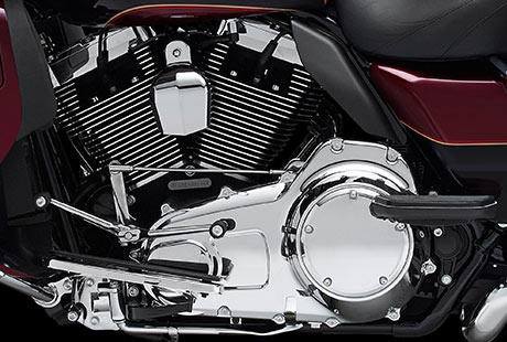 Electra Glide Ultra Classic / Die Innovationen des Twin Cam 103 Motors:    Starten Sie den Twin Cam 103 und spren Sie seine Kraft im unteren Drehzahlbereich. Die leichten Kolben tragen dazu bei, dass er ausgesprochen kultiviert arbeitet und zugleich ein berwltigendes Drehmoment erzeugt. Schalten Sie die Gnge durch und erleben Sie, wie perfekt dieser Motor und das Cruise Drive Getriebe harmonieren. Sechs Gnge, ein starker und uerst wartungsarmer Antriebsstrang sowie beraus robuste Bauteile  nie hat es sich besser angefhlt, eine Harley-Davidson zu fahren.
