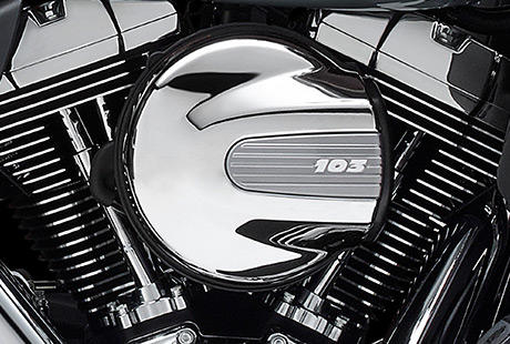 Electra Glide Ultra Classic / Twin Cooled High Output Twin Cam 103:    Im Jahr 1909 stellte Harley-Davidson erstmals einen Harley-Davidson V2-Motor vor. Es folgten viele Optimierungen, zahlreiche Innovationen und eine Vielzahl von Modellen. Millionen von Meilen wurden mit V-Twins zurckgelegt, etliche Motorengenerationen folgten dem ersten Modell, und jetzt steht die jngste Evolutionsstufe des V-Twins bereit: der neue Hochleistungs-V2, der Twin-Cooled Twin Cam 103. Er ist der beste V-Twin, den Harley-Davidson je erschaffen hat. Ein 103 Kubikzoll groes, luft- und flssigkeitsgekhltes Kraftpaket. Die Flssigkeitskhlung im Auslassbereich seiner Zylinderkpfe sorgt unter smtlichen Betriebsbedingungen und Auentemperaturen fr einen ausgeglichenen Temperaturhaushalt. Ein hheres Verdichtungsverhltnis brgt fr noch mehr Power. Der neue Luftfilter lsst den Motor freier atmen, und neue Nockenwellen optimieren das Drehmoment im unteren Drehzahlbereich. Kein anderer luftgekhlter Harley-Davidson Motor glnzte jemals mit einem krftigeren Durchzug im fnften Gang. Sie berholen nicht nur mhelos mit einem sanften Dreh am Gasgriff, Sie werden auch die Reduktion der Abwrme des Motors genieen.
