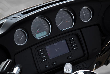 Electra Glide Ultra Classic / Projekt RUSHMORE - Infotainment:    So mancher Biker fragte, warum ein Infotainment-System fr Motorrder nicht mindestens so viel leisten kann, wie ein entsprechendes Auto-System. Stimmt, dachten die Ingenieure sich, und haben im Zuge des Projekts RUSHMORE ein ultimatives System frs Bike entwickelt. Noch besserer Klang  ganz dicht am Original. Ein groer farbiger Touch-Screen. Bedienelemente, die exakt dort angeordnet sind, wo Sie sie intuitiv erwarten und die Sie benutzen knnen, ohne die Hnde vom Lenker zu nehmen. Musik, Telefon und GPS aktiviert durch Sprachbefehle. Sie werden Ihren Augen nicht trauen. Und Ihren Ohren.
