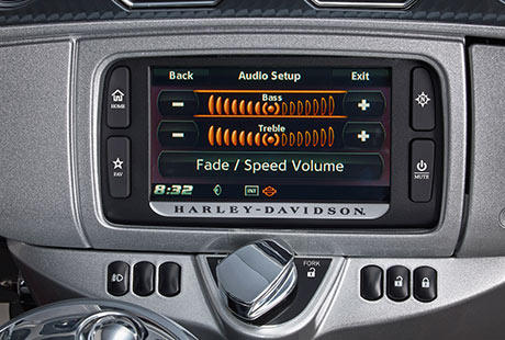 Screamin Eagle Electra Glide Ultra Limited / Neuer 6,5-Zoll-Farb-Touchscreen :    Der 6,5-Zoll-Touch-Screen prsentiert Ihnen alle Informationen in Farbe, in ihrem Blickfeld und grer denn je. Er punktet mit zeitgemen Grafiken, Farben zum Auswhlen, der automatischen und manuellen Dimmfunktion sowie mit einem Design, das perfekt in die Verkleidung integriert ist. Mit zahlreichen neuen Funktionen hat Harley-Davidson die Bildschirmtechnologie auf die nchsthhere Stufe gehoben. Weit mehr, als Sie vielleicht erwarten, aber genau das, was Sie verdienen.
