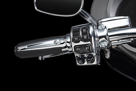 Screamin Eagle Electra Glide Ultra Limited / Neue ergonomisch ausgelegte Lenkerarmaturen:    Es ist schwer, die Fahrt zu genieen und sich auf den Verkehr zu konzentrieren, wenn die Schalter am Lenker umstndlich zu bedienen sind. Deshalb hat Harley-Davidson den Lenkerarmaturen der neuen Touring Maschinen genauso viel Aufmerksamkeit geschenkt, wie dem Rest der Bikes. Sie sind nun ergonomischer gestaltet und exakt so positioniert und ausgerichtet, dass Sie perfekt unter Ihrem Daumen liegen. Harley-Davidson hat eine leicht aktivierbare Geschwindigkeitsregelanlage, griffgnstige Bedienelemente fr die Infotainment Funktionen und einen leicht greifbaren Trigger zur Aktivierung der Displayanzeigen angebracht. Zudem wird jetzt jede Tastenaktivierung durch ein vertrauenseinflendes, fhlbares Klicken besttigt. Auch der Zndschalter wurde optimiert. Und die elektrische Anlage ist bereits auf das einfache Customizing mit weiterem elektrischen Parts and Accessories vorbereitet.
