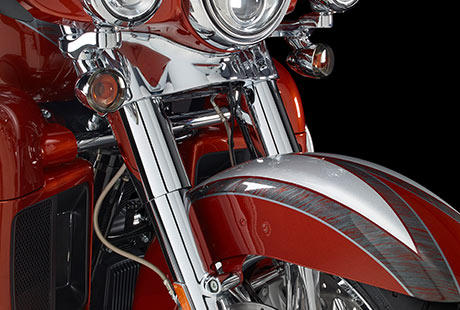 Screamin Eagle Electra Glide Ultra Limited / Neuer Lenkkopf und neue Gabel:    Einerlei, ob langgezogene Kurve oder enge Spitzkehre: Harley-Davidson hat das Fahrverhalten weiter verbessert  durch ein noch steiferes Front End, die Erhhung des Standrohrdurchmessers der Gabel auf 49 mm und neue, uerst robuste Lenkkopflager. Das Ergebnis: ein noch agileres Handling.
