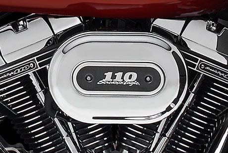 Screamin Eagle Electra Glide Ultra Limited / Neuer Luftfilter:    Die Design-Philosophie der Motor-Company lsst sich ziemlich einfach erklren: Die Form folgt der Funktion, und beides dient der Emotion. Das neue Luftfiltergehuse ist ein erstklassiges Beispiel dafr. Es ist das vielleicht funktionalste Gehuse, mit dem Harley-Davidson je ein Harley-Davidson Touring Bike ausgestattet hat. Der Motor atmet damit freier durch und liefert mehr Leistung. Es bietet darber hinaus auch mehr Beinfreiheit und sorgt fr eine verbesserte Luftstrmung um den Fahrer. Und die Emotion? Am besten spren Sie es selbst, wenn Sie sich auf Ihren V-Twin schwingen.
