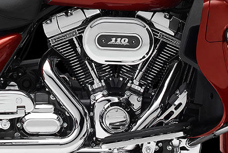 Screamin Eagle Electra Glide Ultra Limited / Harley-Davidson Styling pur:    Genieen Sie den Anblick des Twin Cam 110 Motors mit seinen Screamin' Eagle Emblemen, der an seiner Herkunft keine Zweifel aufkommen lsst! Er ist voll und ganz im echten Harley-Davidson Stil gehalten und mit einer Liebe zum Detail gestaltet, die Sie bei anderen Maschinen vergeblich suchen werden. Die granitfarben pulverbeschichteten Zylinderkpfe und Zylinder haben polierte Khlrippenkanten und stehen im prgnanten Kontrast zu den verchromten Ventildeckeln. Der granitfarbene Antriebsstrang mit verchromten Abdeckungen und Twin Cam 110-Motoremblemen ist exklusiv Custom Vehicle Operations Fahrzeugen vorbehalten  kompromisslos und charakterstark! Ein aus Metall gefertigtes Juwel: pur und vor Kraft strotzend. Von der klassischen Linie seiner Khlrippen bis hin zu den klaren Konturen seiner Gehuse und eckel bildet der Twin Cam 110 Motor ein rckhaltloses Bekenntnis zu allem, was der Zufriedenheit des Fahrers dient.
