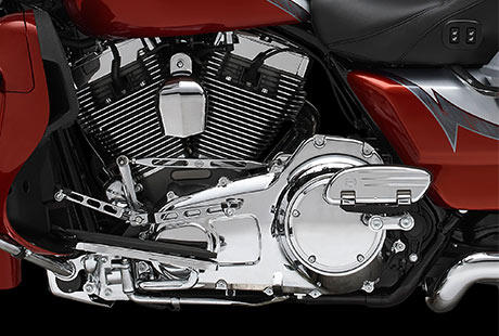 Screamin Eagle Electra Glide Ultra Limited / Die Innovationen des Twin Cam 110 Motors:    Starten Sie den Twin Cam 110 und spren Sie seine Kraft im unteren Drehzahlbereich. Die gewaltigen 110 Kubikzoll sorgen fr ein berwltigendes Drehmoment und ein Durchzugsvermgen mit Adrenalin-Kick in smtlichen Gngen. Der hubraumstrkste V-Twin von Harley-Davidson entwickelt Brenkfte. Dazu kommt ein starker Antriebsstrang mit Sechsganggetriebe  nie hat es sich besser angefhlt, eine Harley-Davidson zu fahren.
