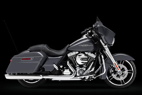 Street Glide / Neues Design fr Verkleidung, Koffer und Frontfender:    Wenn Sie die faszinierende Form einer Harley-Davidson Batwing Verkleidung betrachten, kommen keine Zweifel daran auf, dass dieser Look nur aus Milwaukee stammen kann und dass er dazu geschaffen wurde, Meile um Meile auf dem Highway zu genieen. Doch blicken wir nach vorn. Kann man diese klassischen Formen auch ein weniger schlanker und progressiver gestalten? Man kann  wie Sie hier sehen! Die neue Batwing Verkleidung sorgt fr noch geringere Verwirbelungen im Kopfbereich und ist doch zugleich unverkennbar eine echte Harley-Davidson Verkleidung. Doch dabei hat Harley-Davidson es nicht belassen. Auch die Koffer wurden auf den neuen Look abgestimmt. Und um mehr von Rad und Reifen sichtbar zu machen, hat Harley-Davidson den Frontfender umgestaltet. So neu dieser Look ist, so vertraut ist er zugleich. Willkommen bei der neuen Generation der Harley-Davidson Touring Bikes.
