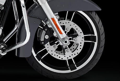 Street Glide / 19-Zoll Enforcer Vorderrad und neue Bremsscheibe:    Am Front End der Street Glide fllt das 19-Zoll Enforcer Rad ins Auge Passend dazu: das 16-Zoll Enforcer Hinterrad. Die neuen Bremsscheiben fgen sich perfekt in das einzigartige Design der Rder ein. Wenn Sie schon dabei sind, dann gehen Sie aufs Ganze!
