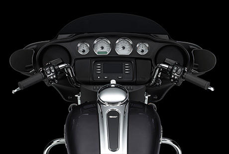 Street Glide / Neues Design der Innenverkleidung:    Die neue Innenverkleidung der Street Glide schmeichelt Ihrem Auge. Das Info-Display ist grer und die Anzeigeinstrumente kommen in neuem Finish. Tachometer, Drehzahlmesser, Umgebungstemperatur- und Kraftstoffanzeige sind jetzt grer und verfgen ber grere Ziffern, die sich vor dem klassisch schwarzen Hintergrund noch besser ablesen lassen. Der Gear Indicator zeigt Ihnen an, welchen der sechs Gnge Sie gerade eingelegt haben, und die Display-Anzeigen werden per Fingerdruck ber einen neuen Trigger gewechselt. Ein kurzer Blick gengt und Sie sind ber alles im Bilde.
