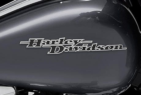 Street Glide / Neue Embleme auf Tank und Fender:    Es geht hier nicht nur um ein Bike. Es geht um ein Kunstwerk, das mit Leidenschaft und Kreativitt in vielen Stunden intensiver Arbeit entstand, und bei dem Harley-Davidson nicht ruhte, bis jedes Detail wirklich perfekt war. So war fr die charakteristischen Embleme nur Metall gut genug. Nichts anderes wre es wert, dieses Motorrad zu zieren.
