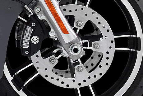 Street Glide / Brembo Bremsen:    Brembo Hochleistungs-Doppelscheibenbremsen vorn sorgen fr ideal dosierbare Bremskraft, die Vertrauen schafft und Ihnen die perfekte Kontrolle ber das Bike gibt. Die Vierkolben-Bremssttel vorn und hinten verzgern jederzeit sicher und absolut standfest. Verlassen sie sich drauf!
