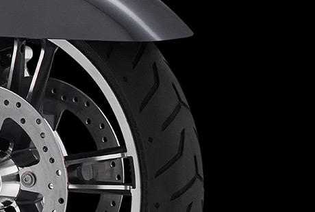 Street Glide / Dunlop Multi-Tread Bereifung:    Dieser 180er Hinterreifen soll nicht nur Ihren Heckfender ausfllen  er hats in sich. Die hrtere Gummimischung in der Mitte der Laufflche brgt fr eine hohe Laufleistung, whrend die weichere Mischung an den Flanken in Kurven zuverlssig fr Grip sorgt. Der perfekte Reifen, um Meile fr Meile die Agilitt dieses Bikes unter Beweis zu stellen. Und das Lcheln, das Ihnen die Maschine in jeder Kurve ins Gesicht zaubert, hlt bis an Ihr Ziel an  garantiert!
