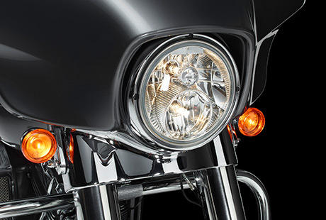 Street Glide / Doppel-Halogenscheinwerfer und Nebelscheinwerfer:    Wenn die Sonne untergegangen ist, ist Ihr waches Auge mehr denn je gefordert. Um es Ihnen ein wenig einfacher zu machen, hat Harley-Davidson deshalb zwei neue Halogenscheinwerfer in das klassische Hiawatha-Gehuse integriert. Bei einer Lichtstrke von kraftvollen 986 Lumen wird Ihnen garantiert nichts entgehen.
