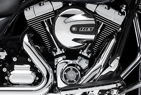 Street Glide / Die Innovationen des Twin Cam 103 Motors:    Die Motor Company wei nur zu gut, was ein Motorradfahrer an einem Motor schtzt. Diese Erfahrung aus mehr als hundert Jahren Motorenbau kam bei der Entwicklung des Twin Cam 103 Motors voll zum Tragen. Harley-Davidson gab alles, um jeden Kubikzoll zu perfektionieren und Design und Technologie noch weiter zu verbessern. Und zwar ohne Kompromisse beim einzigartigen Stil einzugehen, der eine Harley Davidson seit jeher auszeichnet  ganz in der Tradition der Flathead, Knucklehead, Panhead, Shovelhead, Evolution, Twin Cam 88 und Twin Cam 96 Motoren, die Geschichte geschrieben haben. Die Leistung und Robustheit dieser Triebwerke sind ein direktes Ergebnis der unzhligen Meilen, welche die V-Twins seit 1909 hinter sich gebracht haben, und des stolzen Erbes von ber hundert Jahren, die dem Leben auf zwei Rdern gewidmet waren.