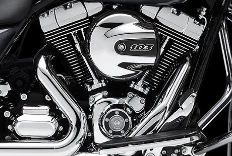 Street Glide / Projekt RUSHMORE  der Motor:    Der Motor ist das Herz eines jeden Bikes. Seine Kraft, sein Druck aus dem Drehzahlkeller und sein Charakter bestimmen mageblich das Erlebnis beim Dreh am Gasgriff. Harley-Davidson wei genau, was Biker von einem Motorradtriebwerk erwarten ... schlielich baut die Company seit 110 Jahren Motoren. Das Projekt RUSHMORE gab die Gelegenheit, alles noch ein klein wenig besser zu machen. Zahllose Tests drauen auf der Strae wurden durchgefhrt und anhand des Feedbacks der Testfahrer die jngste Evolutionsstufe des Harley-Davidson V-Twins entwickelt. Die Motor-Company ist ein wenig stolz auf diese Version des Motors, und freut sich, dass er Ihnen ein noch intensiveres Fahrerlebnis bescheren wird.
