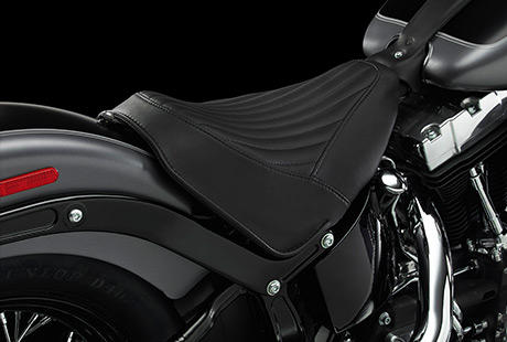 Softail Slim / Niedriger Solositz:    Der niedrige Solositz unterstreicht den cleanen, reduzierten Look. Er integriert Sie perfekt in das Motorrad, damit Sie genussvoll dem Horizont entgegen rollen knnen.
