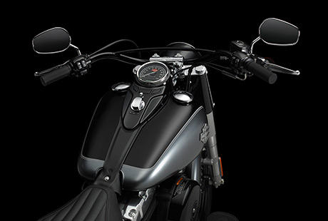 Softail Slim / Hollywood-Lenker und Cat Eye-Konsole:    Das Design der Softail Slim unterstreicht eindrucksvoll die lange Tradition von Harley-Davidson. Ihr einzigartiger Lenker im Retro-Style erinnert an die glorreichen Tage der Bobber der 40er Jahre. Eine weitere Hommage an die ra des Swing sind die glnzend schwarze Scheinwerferabdeckung und die Cat Eye-Tankkonsole mit Retro-Tachometer.
