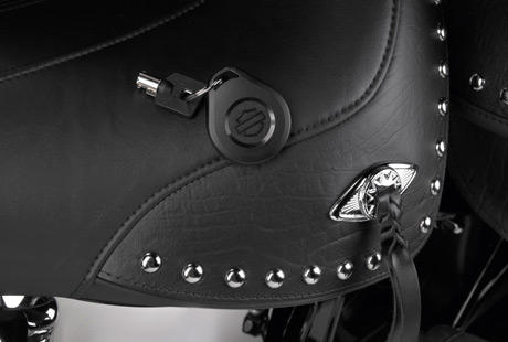 Heritage Classic / H-D Smart Security System:    Das serienmige Sicherheitssystem der neuesten Generation deaktiviert und aktiviert die Wegfahrsperre und die Alarmanlage vollautomatisch, sobald Sie sich mit dem Schlsselanhnger dem Fahrzeug nhern beziehungsweise sich davon entfernen. Es ist diese Synthese aus Liebe zum Detail und hchstem Sicherheitsbewusstsein, die Harley-Davidson Motorrder so einzigartig macht.
