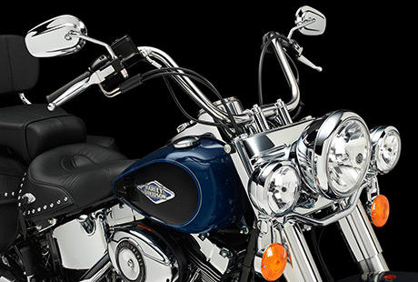 Heritage Classic / Hoher Lenker:    Klassischer Stil und maximaler Komfort stehen bei dem hohen Lenker, mit dem die Heritage Softail Classic ab Werk ausgerstet ist, in perfekter Synthese. Dieser Lenker ist darauf ausgelegt, eine bequeme Sitzhaltung zu gewhrleisten, und hilft Ihnen auch auf langen Strecken, Verspannungen der Nackenmuskulatur zu vermeiden. Der robuste Edelstahl macht alles mit und sein tiefglnzendes Finish erfllt Ihre hchsten Ansprche.
