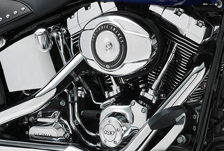 Heritage Classic / Harley-Davidson Styling pur:    Genieen Sie den unverwechselbaren Look des Twin Cam 103 Motors, der an seiner Herkunft keine Zweifel aufkommen lsst. Er ist voll und ganz im echten Harley-Davidson Stil gestaltet  mit einer Liebe zum Detail, die Sie bei anderen Marken vergeblich suchen werden. Die schwarzen, pulverbeschichteten Zylinderkpfe und Zylinder bilden einen prgnanten Kontrast zu den polierten Khlrippenkanten und verchromten Ventildeckeln. Ein aus Metall gefertigtes Juwel: pur und vor Kraft strotzend. Von der klassischen Linie seiner Khlrippen bis hin zu den klaren Konturen seiner Gehuse und Deckel ist der Twin Cam 103 ein rckhaltloses Bekenntnis zu allem, was die Zufriedenheit des Fahrers ausmacht.

