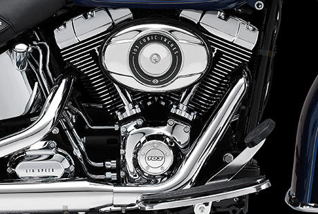 Heritage Classic / Die Tradition des Twin Cam 103 Motors:    Die Motor Company wei nur zu gut, was ein Motorradfahrer an einem Motor schtzt. Diese Erfahrung aus mehr als hundert Jahren Motorenbau kam bei der Entwicklung des Twin Cam 103 Motors voll zum Tragen. Wir haben alles gegeben, um jeden Kubikzoll zu perfektionieren und Design und Technologie noch weiter zu verbessern. Und zwar ohne Kompromisse beim einzigartigen Stil einzugehen, der eine Harley Davidson seit jeher auszeichnet  ganz in der Tradition der Flathead, Knucklehead, Panhead, Shovelhead, Evolution, Twin Cam 88 und Twin Cam 96 Motoren, die Geschichte geschrieben haben. Die Leistung und Robustheit unserer Triebwerke sind ein direktes Ergebnis der unzhligen Meilen, die unsere V-Twins seit 1909 hinter sich gebracht haben, und des stolzen Erbes von ber hundert Jahren, die dem Leben auf zwei Rdern gewidmet waren.
