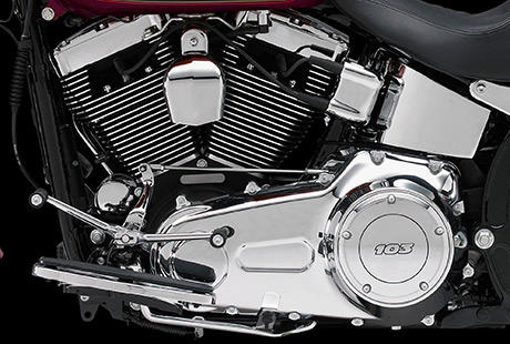 Softail Fat Boy / Die Leistung des Twin Cam 103:    Der luftgekhlte Twin Cam 103 Motor punktet mit druckvollem Drehmoment und der Przision seiner elektronischen Kraftstoffeinspritzung ESPFI (Electronic Sequential Port Fuel Injection). Ob bei Urlaubsfahrten zu zweit mit groem Gepck, im Gebirge oder bei flinken berholvorgngen auf verwinkelten Landstraen  seine Leistungsreserven sind ber jeden Zweifel erhaben. Dabei ist sein Sound so charakterstark, wie Sie es von einer Harley-Davidson erwarten. Und das alles bei reduzierten Dauerdrehzahlen fr entspanntes Dahingleiten mit maximalem Fahrkomfort und geringem Kraftstoffverbrauch.
