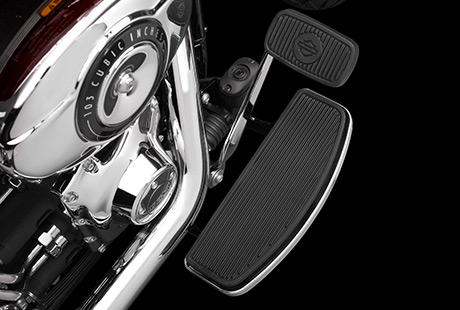 Softail Fat Boy / Fahrer-Trittbretter in voller Lnge:    Die Mglichkeit, die Fuhaltung zu variieren, sorgt unterwegs fr ein entscheidendes Plus an Langstrecken-Komfort. Harley-Davidson Fahrertrittbretter haben sich ber Jahrzehnte bewhrt. Das Design gestattet jede Menge unterschiedlicher Fupositionen. Gummi-Elemente entkoppeln die Trittbretter effizient von den Motorvibrationen und gewhrleisten so eine komfortable Fahrt. Das Schalten mit Spitze und Hacke ermglicht jederzeit problemlose Schaltvorgnge. Sobald Sie sich daran gewhnt haben, werden Sie es nie wieder missen wollen. Und auch die Spitzen Ihrer Stiefel werden weniger leiden.
