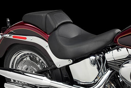 Softail Fat Boy / Flache Sitzbank:    Es ist nicht allein die niedrige Sitzhhe: Zahlreiche durchdachte ergonomische Merkmale tragen zu einem Plus an Fahrspa bei. Wie etwa der schlanke Sitz. In Verbindung mit dem niedrig gehaltenen Rahmen und starrem Antriebsstrang sorgt seine Kontur dafr, dass der Fahrer komfortabel ins Bike integriert wird und zugleich jederzeit sicher mit den Fen den Boden erreicht.
