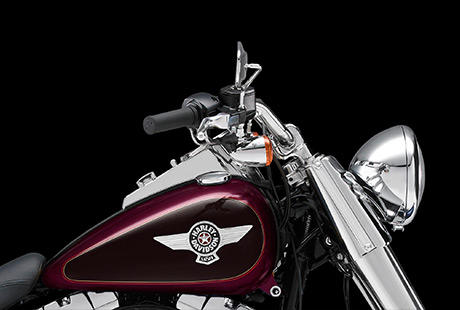 Softail Fat Boy / Flacher verchromter Lenker:    Dieser breite 1 1/4-Zoll-Lenker bildet ein entscheidendes Detail des klassischen Fat Boy Designs. Innenliegende Kabelfhrung sorgt fr einen aufgerumten Look. Mit dem komfortablen, weit nach hinten gezogenen Lenker haben Sie jederzeit alles im Griff  einerlei, ob es bis zum Horizont geht oder nur mal schnell in die City.
