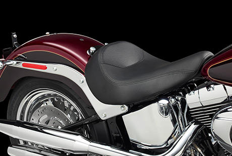 Softail Fat Boy / Zweiteiliger Sitz:    Rollen Sie stilvoll ber den Boulevard  auf dem klassischen zweiteiligen Softail Sitz im markanten Old-School-Design. Komfortabel allein oder zu zweit. Der Soziussitz ist abnehmbar. Lassen Sie ihn fr Solofahrten einfach zu Hause, oder nehmen Sie Ihre bessere Hlfte auf eine Spritztour mit.
